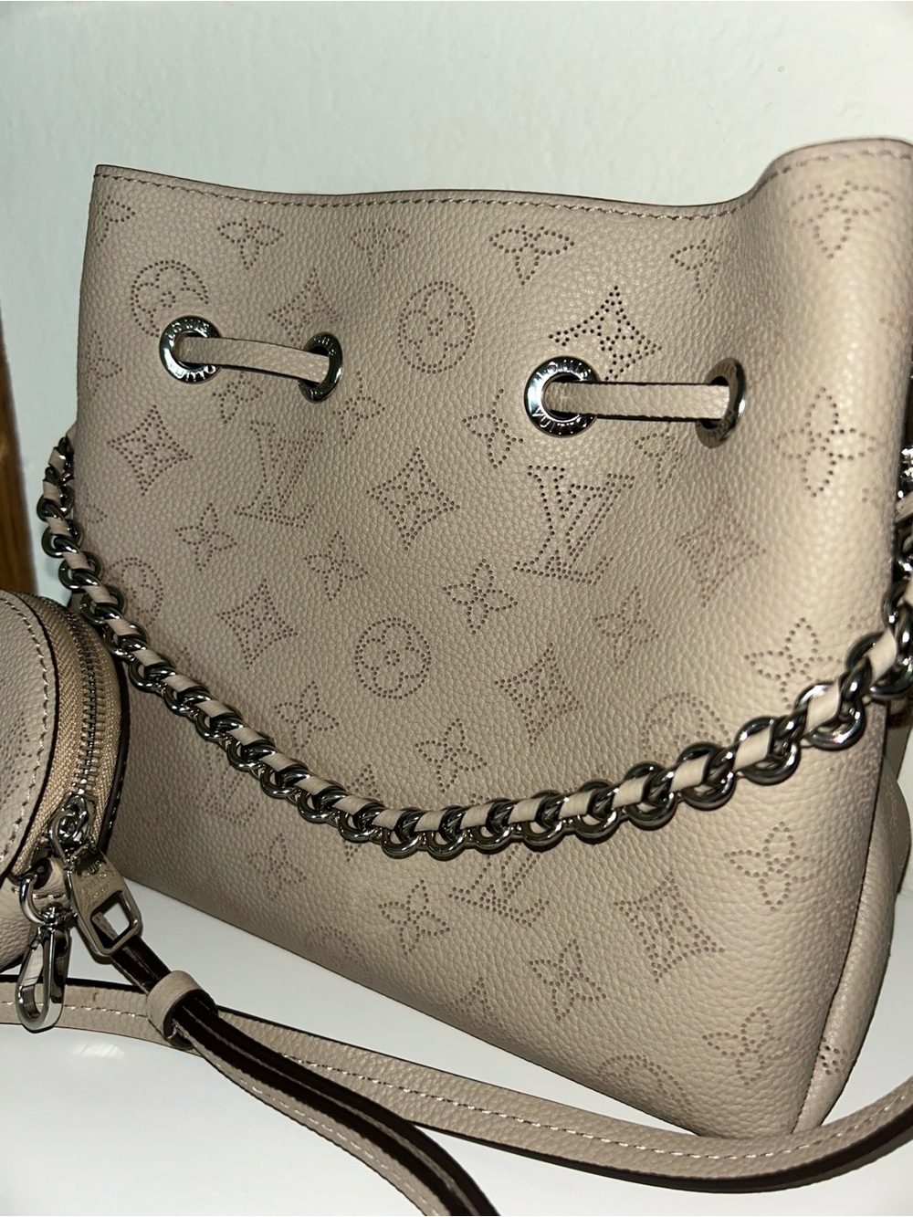 Louis Vuitton mahina Bella Shoulder crossbody Bag & pouch microchip